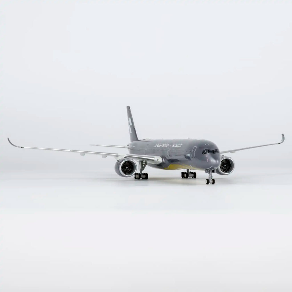 NG Model 1:400 Starlux Airlines  Airbus A350-1000 Airsorayama Silver B-58553 (Luxury Edition)