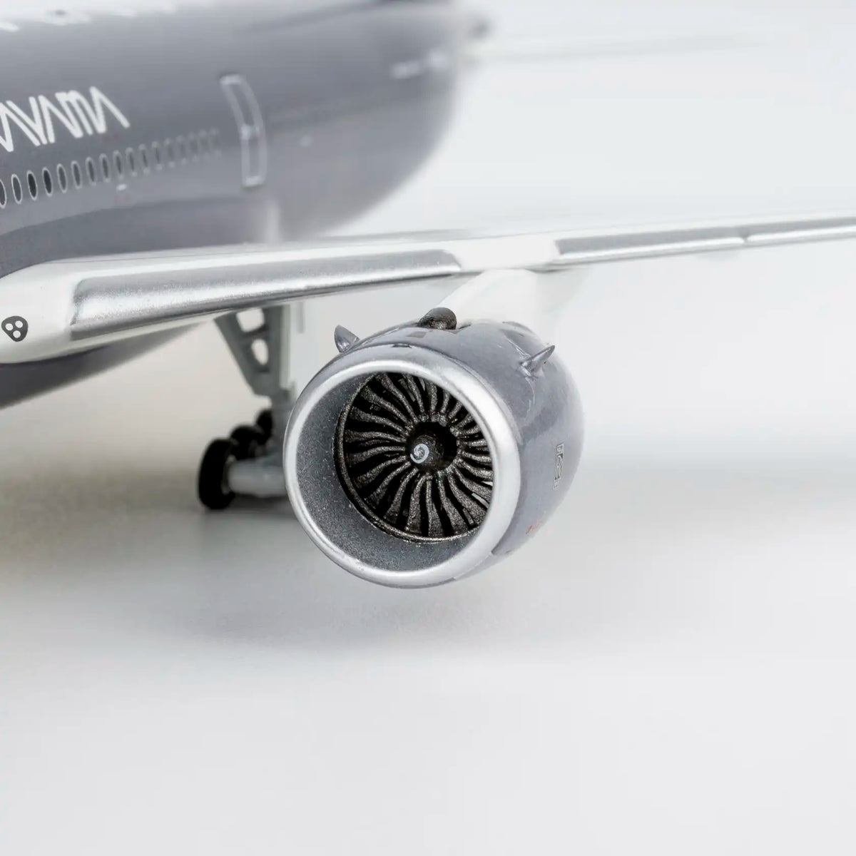 NG Model 1:400 Starlux Airlines  Airbus A350-1000 Airsorayama Silver B-58553 (Luxury Edition)