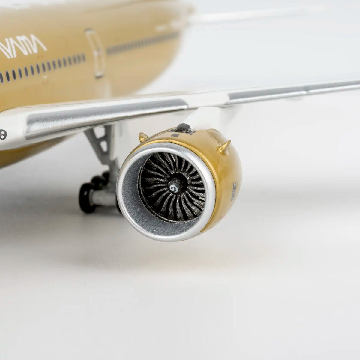 NG Model 1:400 Starlux Airlines Airbus A350-1000 Airsorayama Gold B-58554 (Luxury Edition)