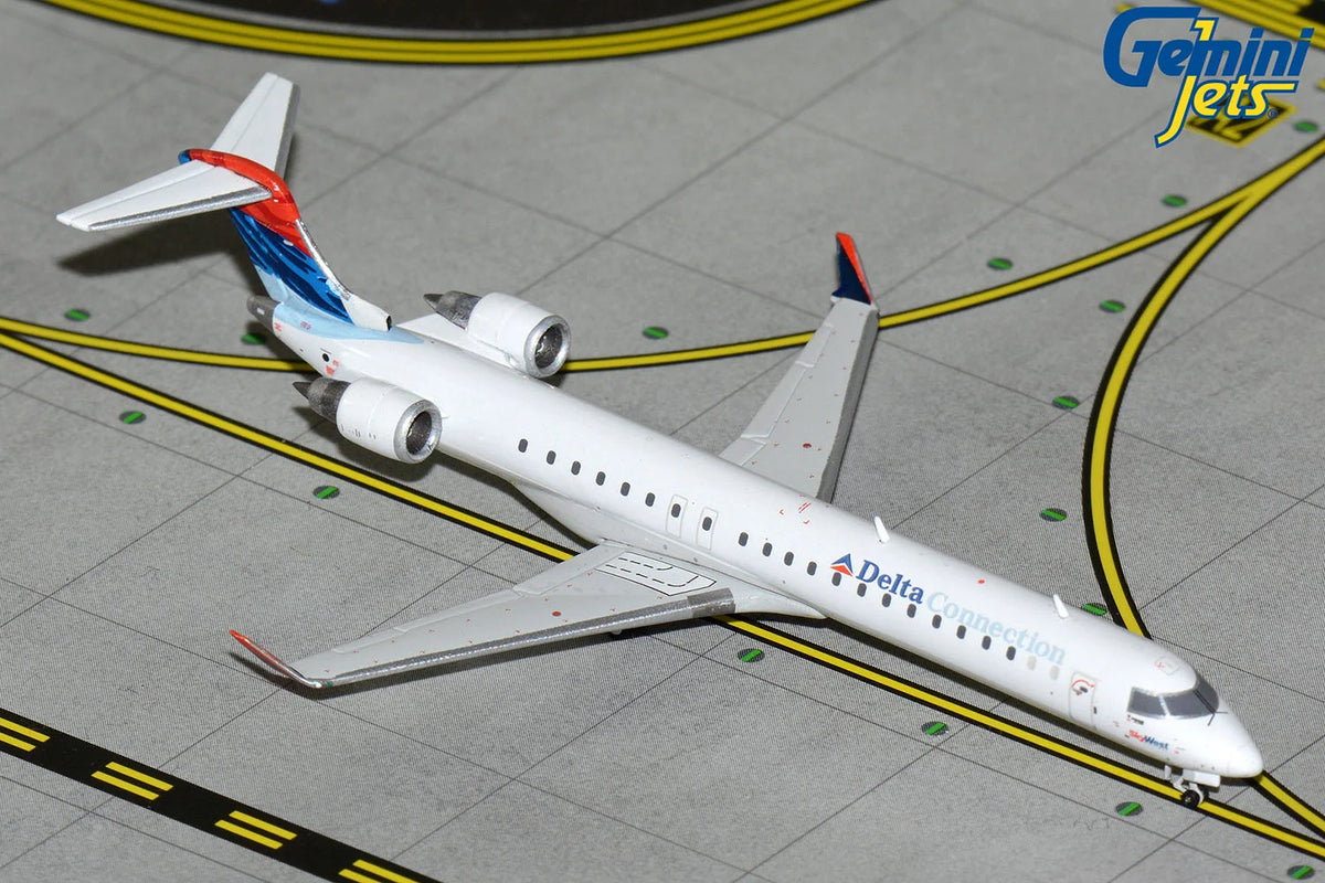 GeminiJets Delta Connection / SkyWest CRJ-900ER N806SK 1/400 Scale Model